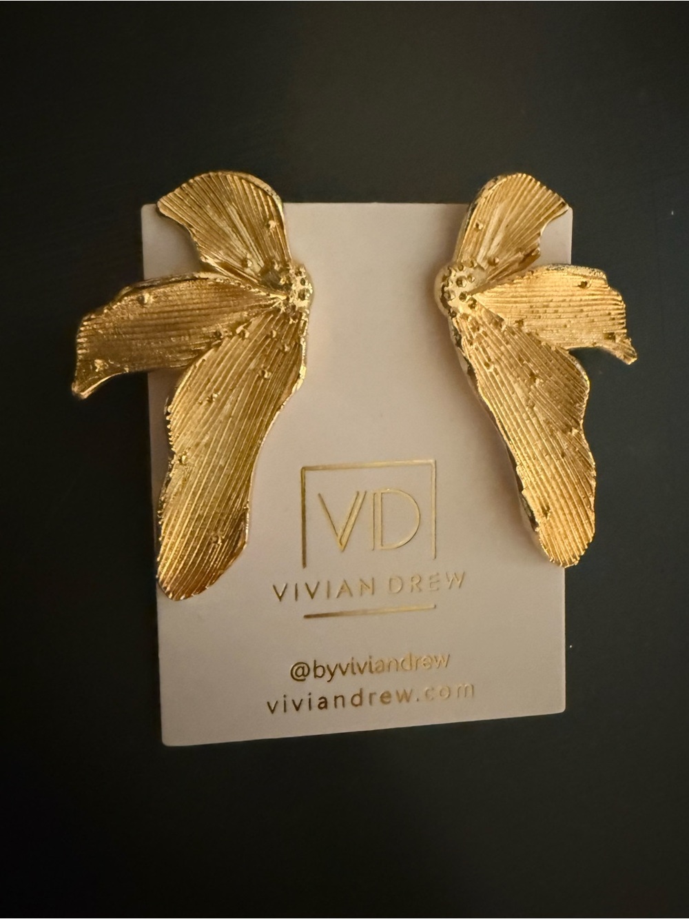 Viviandrew.com beautiful flower earrings brand new.